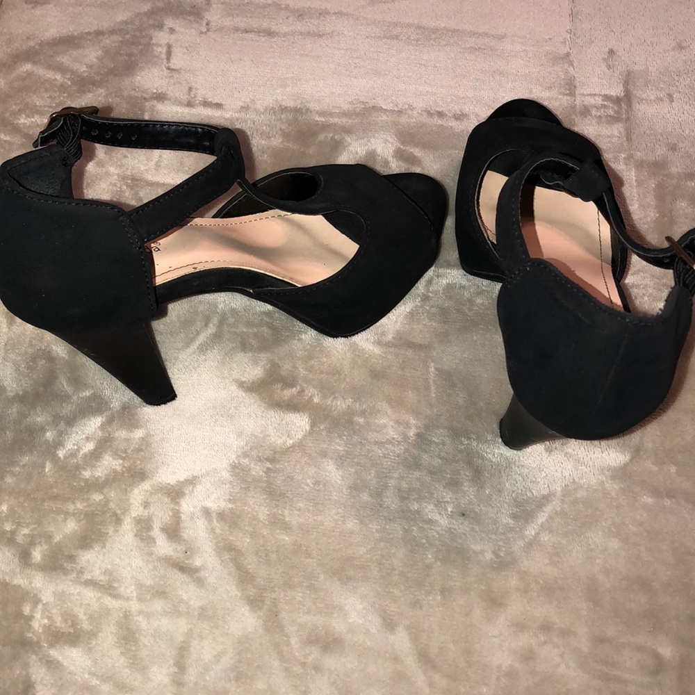 Heels - Picture 3 of 3